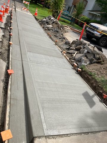 A freshly poured concrete curb by Bridge City Concrete and Asphalt